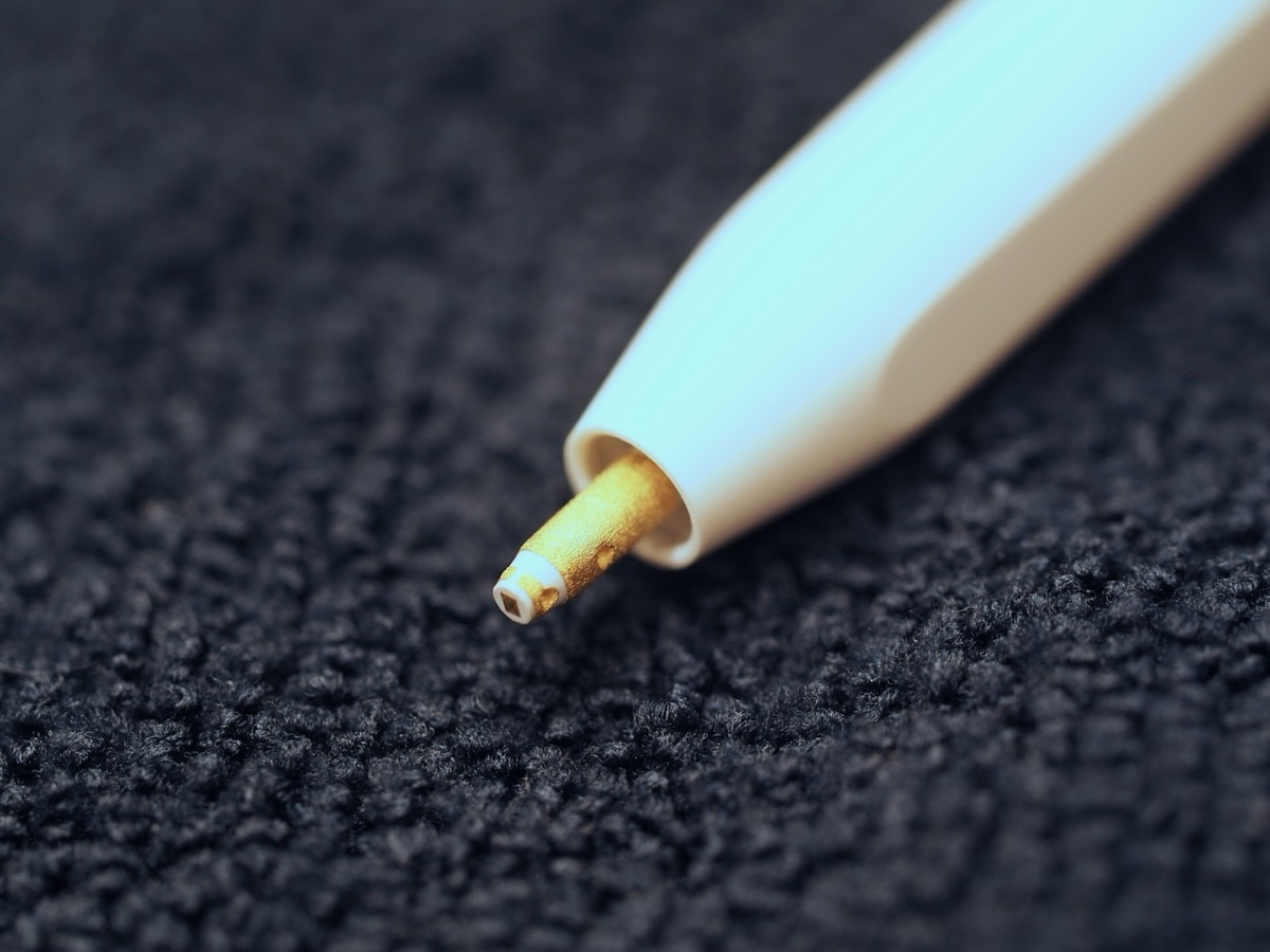 Apple Pencil No Tip. A gold-colored post sticking out of the hollow Pencil